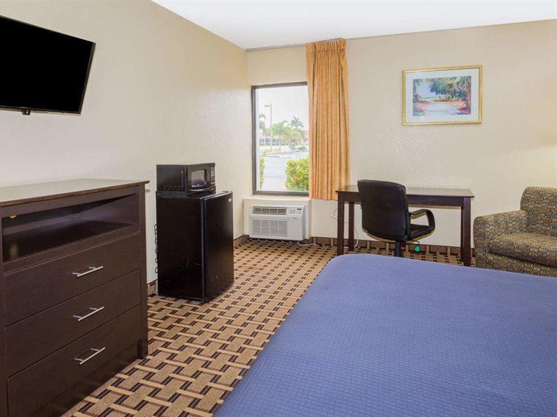 ทราเวลลอดจ์ ฟอร์ต ไมเยอร์ส Hotel ฟอร์ตไมเยอร์ ภายนอก รูปภาพ